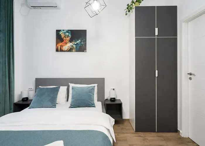 Urban Walls 5a In Old Apartman *