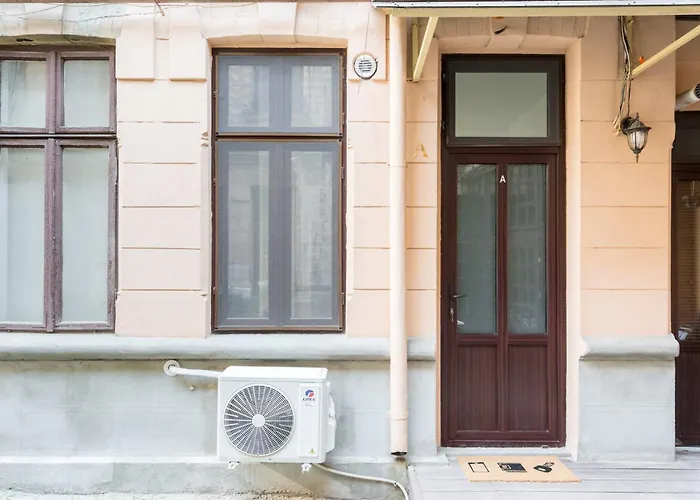 Urban Walls 5a In Old * Bukarest