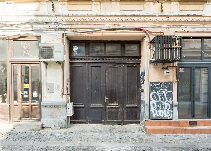 Urban Walls 5a In Old Apartman