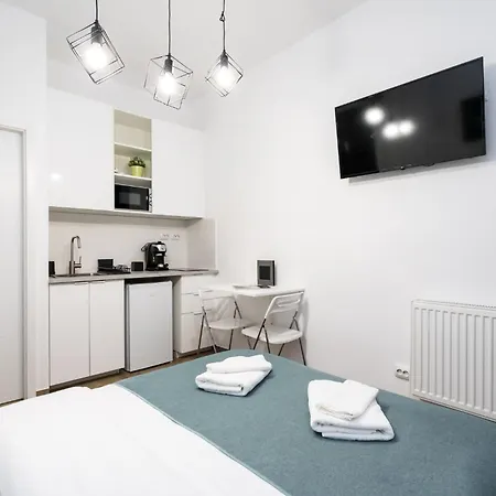 Urban Walls 5a In Old Apartment Bucharest